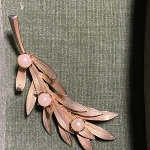 Vintage GoldTone Leaf Brooch with Pearls